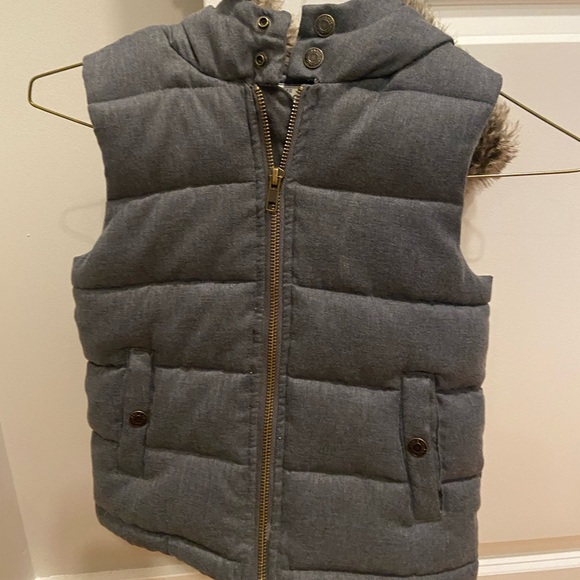 Janie and Jack hooded puffer vest with faux fur trim - Picture 6 of 6